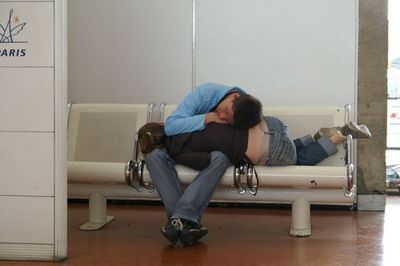 空港で眠りこける人々19