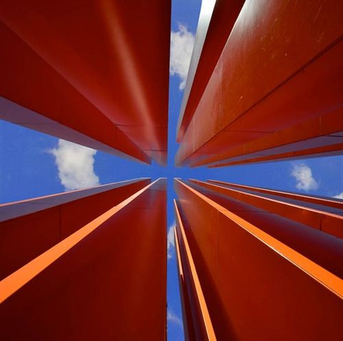 建物から見上げた空15