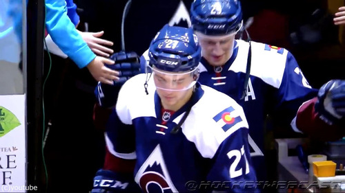 孫のNHLの初出場におじいちゃん泣く01