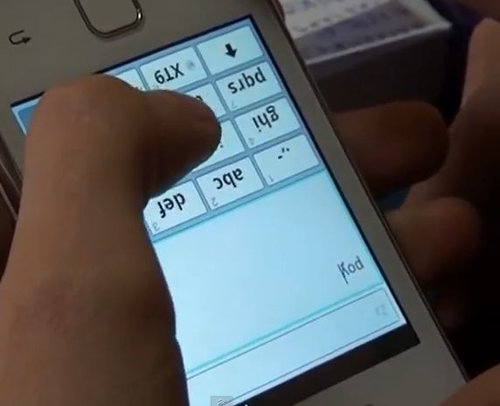 逆さまに見える女性05