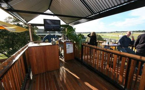 トレーラーがバーに変身11