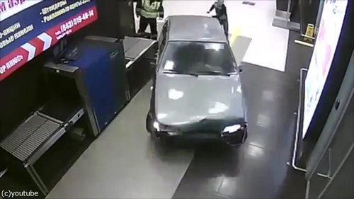 ロシアの空港に車が突入、警備員との追いかけっこ03