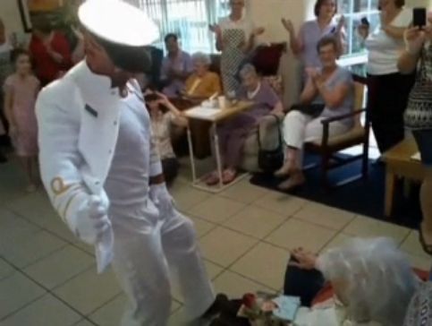 100歳おばあちゃんにストリッパー02