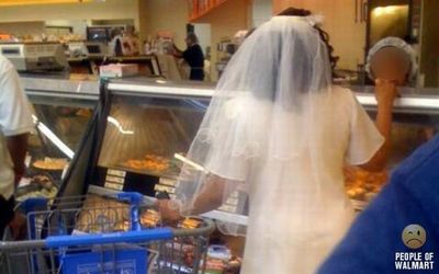 ウェディングドレスで買い物