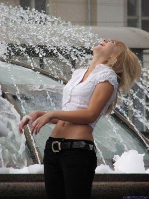 噴水でずぶ濡れロシアの美少女07