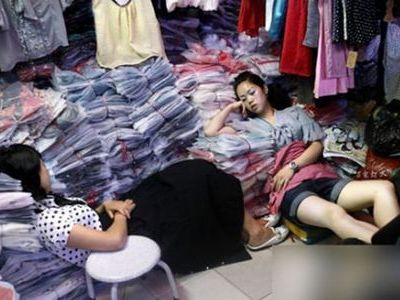 疲れ切った店員さん00