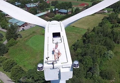 風力発電機の上で昼寝06