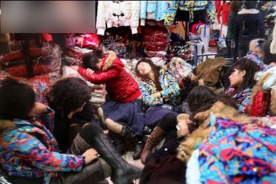 疲れ切った店員さん03