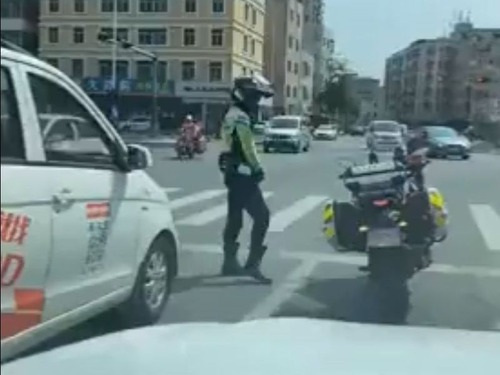 この男性のバイクの乗り方