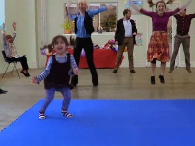 女の子と一緒に踊るダンス