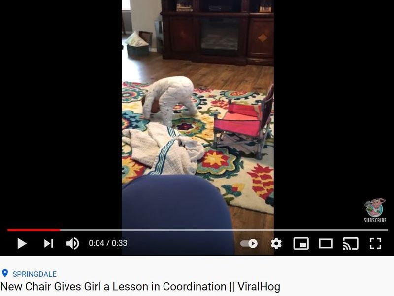 イスにおしりを向けて 座り方を研究する1歳半の赤ちゃん 動画 らばq イスにおしりを向けて 座り方を研究する1歳半の赤ちゃん 動画 らばq