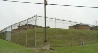 逃げた先は刑務所だった02