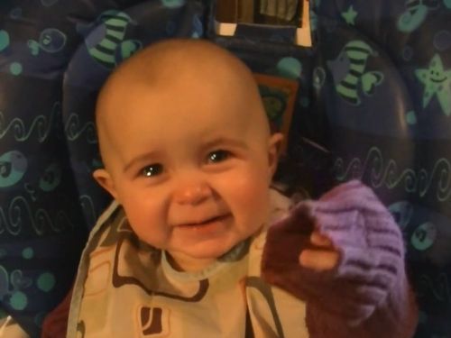 子守唄に号泣する赤ちゃん01