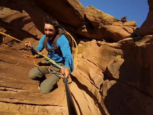 崖からロープ一本で飛び降り01