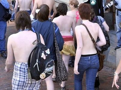 トップレスで抗議01