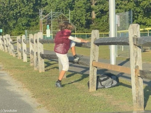 フットボール場で近道をする男の子