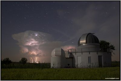 これが本物とは信じられない夜空と雲と稲妻の写真