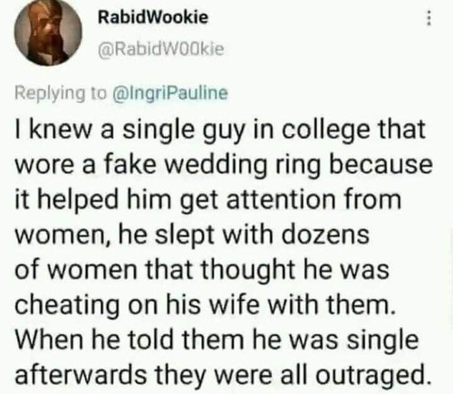 フェイクの結婚指輪をしている大学の友人01