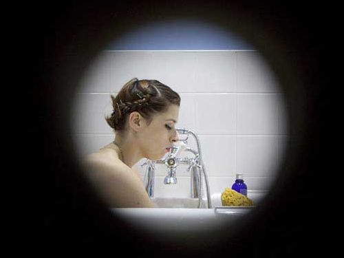 女性の入浴しているところを覗くアート01