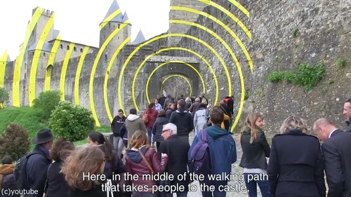 カルカソンヌ城塞都市に黄色のペイント05