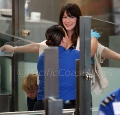 触りすぎにドキッとしてしまう空港のボディチェックの写真17枚 らばq