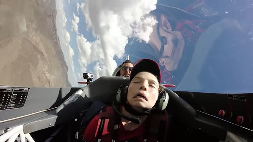 宙返り飛行中に気を失う少年03