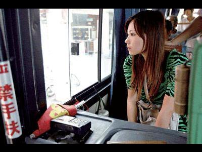 車掌席にたたずむ顧さん