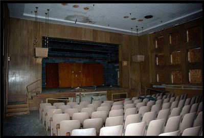 廃墟となった劇場01