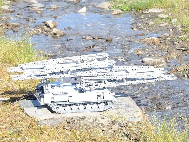 自分で橋を架けて渡り 回収までするレゴの 架橋戦車 がすごい 動きが注目を集める らばq 自分で橋を架けて渡り 回収までするレゴの 架橋戦車 がすごい 動きが注目を集める らばq