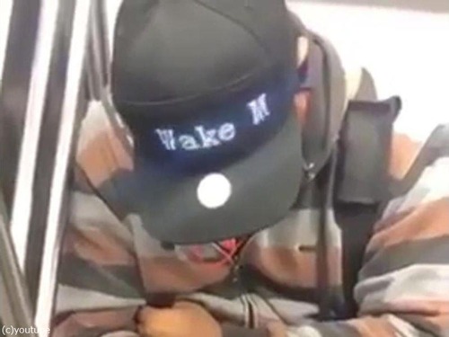 電車で寝ている男01