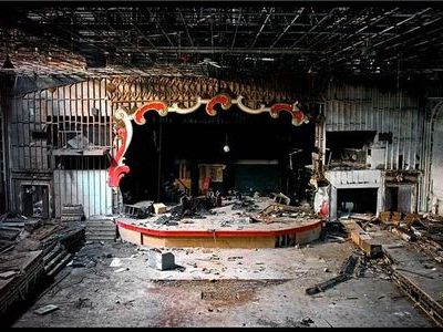 廃墟となった劇場00