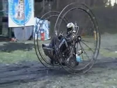 巨大な車輪にエンジン