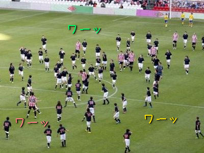 プロチームが200人のサッカー少年と試合