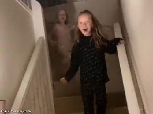 「プレゼントにドキドキする小さな娘たち…」10年間クリスマスに階段を下りてくる様子を撮影