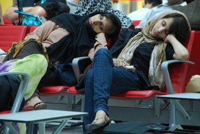 空港で眠りこける人々14