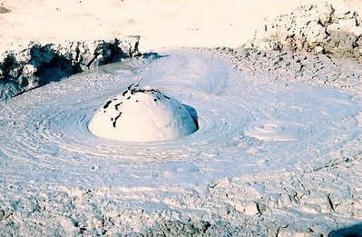 アゼルバイジャンの泥火山01