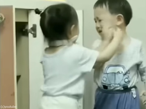 痛がる男の子に女の子が近づいて…その直後の表情がたまらない