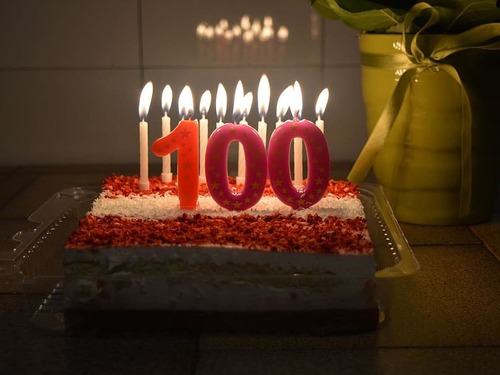 101歳のおじいちゃんが親友の100歳の誕生パーティを開く00