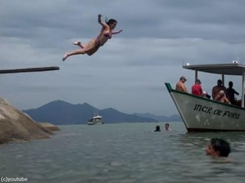 ブラジル女性がビーチのジャンプ台から…腹打ちしてしまう（動画）