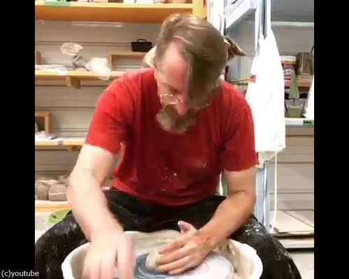 陶芸家の小さな助手01