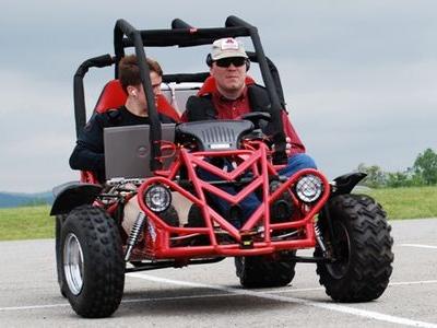 盲目の人も乗れる車を学生が作りあげる