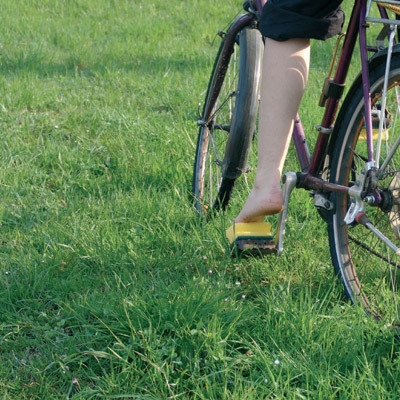 スポンジたわしを、自転車のペダルに取りつけると、裸足で乗れる-くだらない笑える面白いリサイクル34