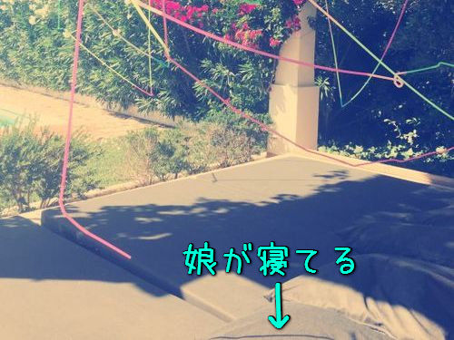 寝てる娘の前に50mのストロー00