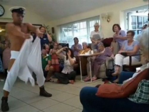 100歳おばあちゃんにストリッパー01