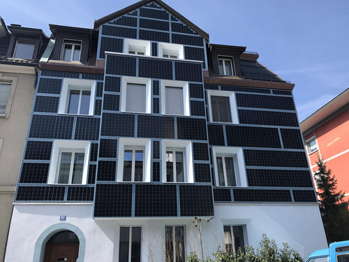 ソーラーパネルで囲まれた家01