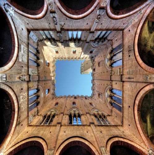 建物から見上げた空11