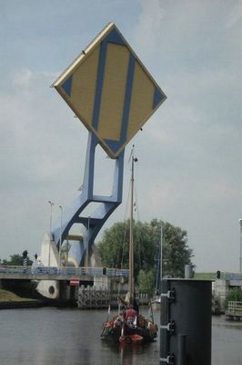 オランダの強引過ぎる架け橋02