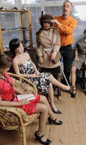 人形の妻9人と結婚したイギリス人08