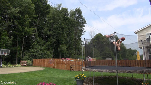 トランポリンからバスケのトリックショット01