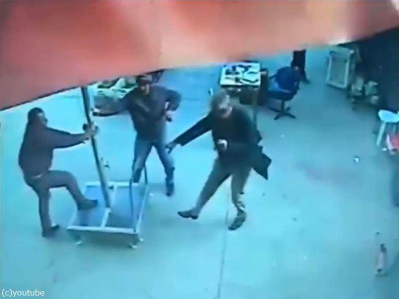 強風でパラソルに乗った男性 空を飛んでしまう トルコ らばq